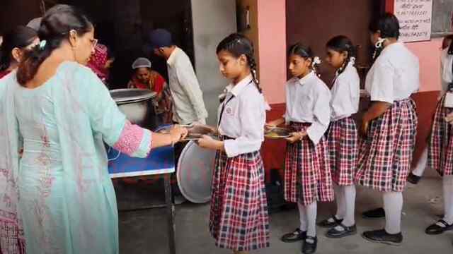 Punjab News: महीने बाद स्कूल पहुंचे बच्चों का स्वागत, चेहरों पर खिली खुशी, देखें वीडियो