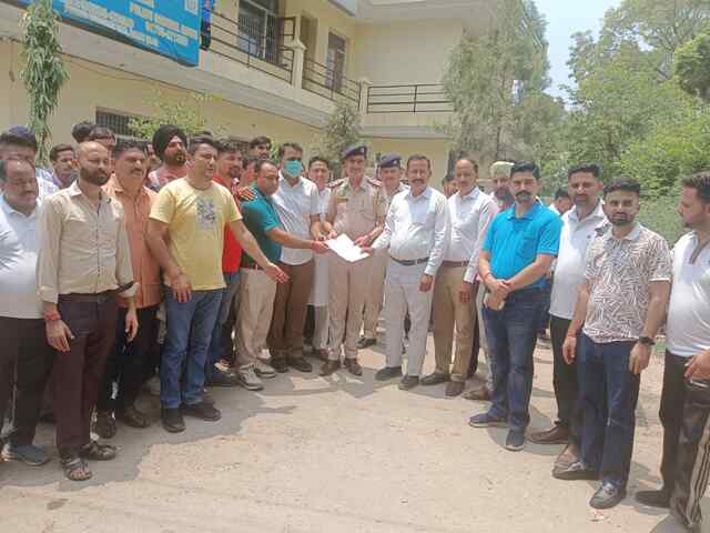 Himachal News: दून भाजपा मंडल ने मानपुरा थाने का किया घिराव