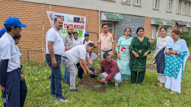 बद्दी स्कूल में एनएसएस के स्वयं सेवियों ने की सफाई व पौधारोपण
