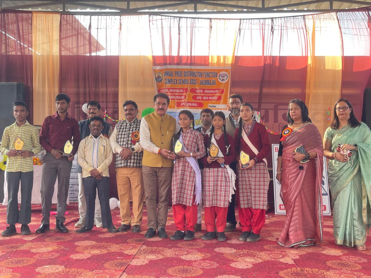 झाड़माजरी स्कूल ने अपना वार्षिक समारोह, मेधावी व खेलकूद में अव्वल रहने वाले बच्चों को किया सम्मानित