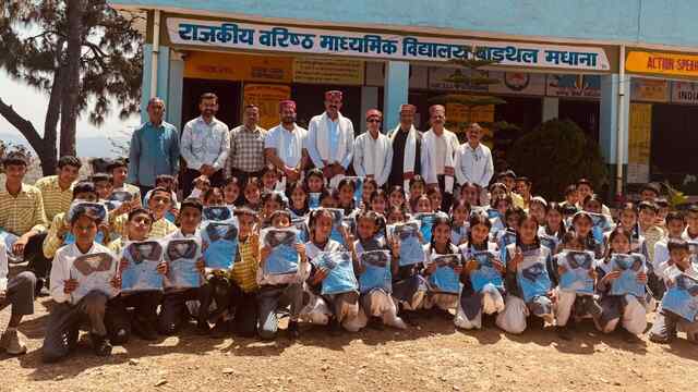 नर सेवा नरायण सेवा संस्था ने गोद लिए स्कूल बाड़थल मधाना में बच्चों को बांटे ट्रेक सूट