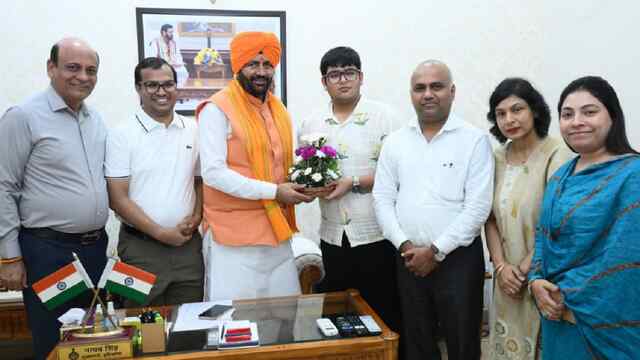मुख्यमंत्री से मिले नीट (स्नातक)-2026 में अखिल भारतीय स्तर पर द्वितीय रैंक प्राप्त करने वाले पंशुल बंसल