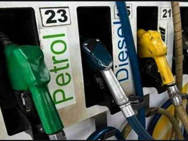 Crude Oil की कीमतों में आई गिरावट के बाद Petrol Diesel के नए रेट हुए जारी