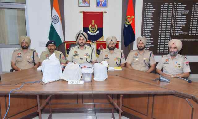 अमृतसर में 8.3 किलोग्राम हेरोइन और 2 लाख रुपये की ड्रग मनी सहित एक नाबालिग समेत दो गिरफ्तार