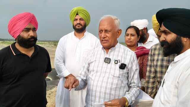 बरिंदर कुमार गोयल द्वारा ससराली कॉलोनी के समीप सतलुज धुस्सी बांध के कार्यों का जायज़ा