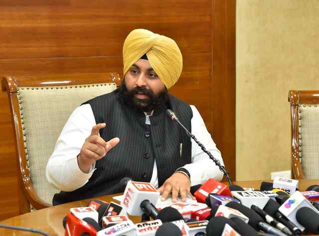 Punjab News: स्कूली बच्चों के इंटरनेट मीडिया पर लगेगा प्रतिबंधित, शिक्षा मंत्री का आया बयान
