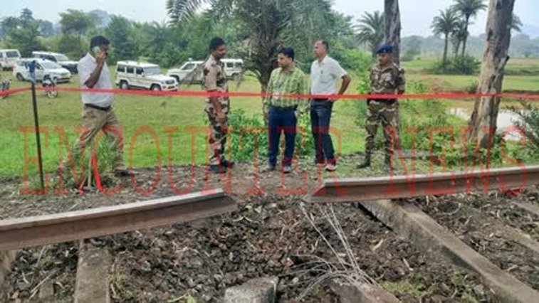 बम से उड़ाया Railway Track, कई ट्रेनों का आवागमन ठप, देखें वीडियो