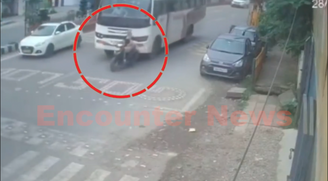 दिल दहलाने वाला हादसा, बस की चपेट में आने से एक्टिवा सवार युवती की मौत, देखें CCTV