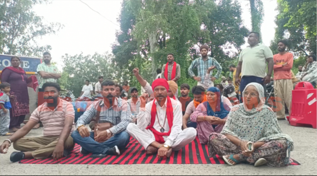 Punjab News: थाने के बाहर वाल्मीकि समाज ने दिया धरना, देखें वीडियो