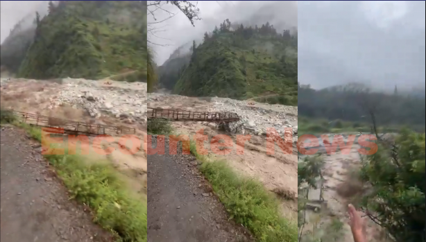 बारिश की तबाही, टूटा एकमात्र पैदल पुल, बड़े-बड़े ट्रक और मशीनरी बही, लोगों में दहशत का माहौल, देखें वीडियो