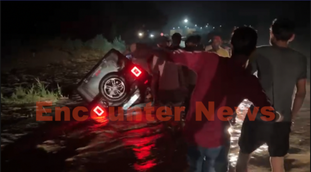 Punjab News: इस इलाके में बढ़ा पानी का स्तर, तेज बहाव में फंसी Thar, देखें वीडियो
