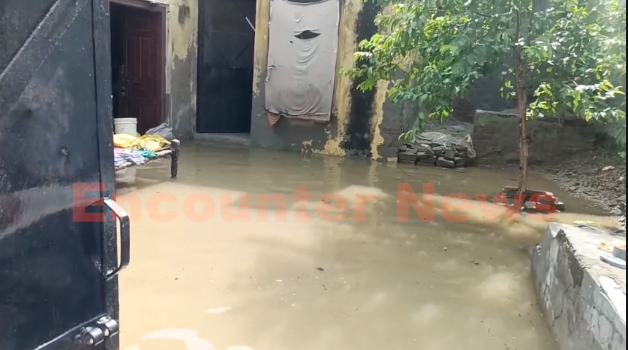 Punjab News: इस गांव में बने बाढ़ जैसे हालात, लोगों का सामान पानी में डूबा, देखें वीडियो