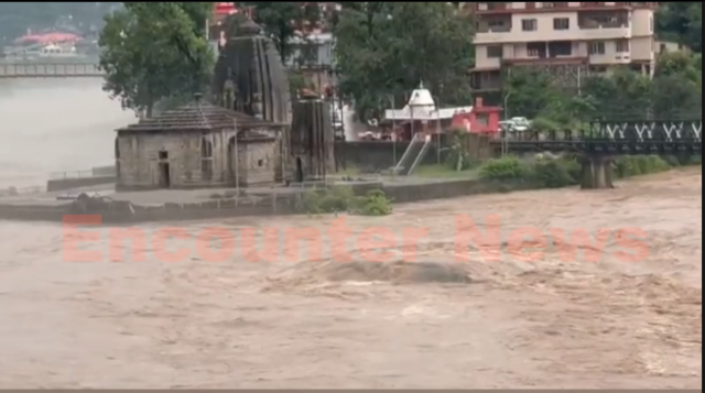 बादल फटने और बारिश के कहर से भारी नुकसान, जलमग्न हुई गाड़ियां, देखें वीडियो