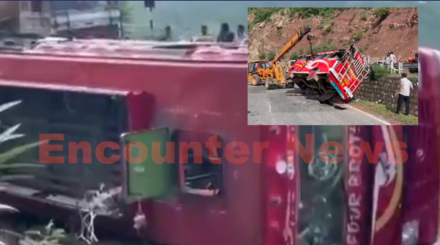 ट्रक से टक्कर के बाद पलटी बस, एक की मौत, कई घायल, देखें वीडियो