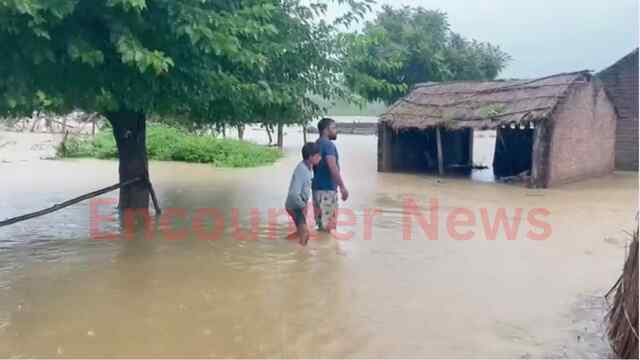 Punjab News: उफान पर रावी नदी, लोगों के घरों में घुसा पानी, डूब गया कीमती सामान, देखें वीडियो