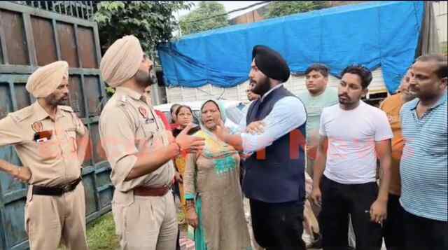 Punjab News: सड़क हादसे के बाद कार्रवाई को लेकर आप नेता व SHO में बहस, देखें वीडियो