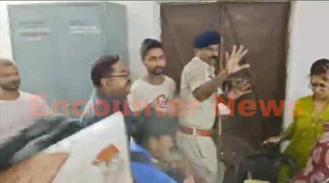 School के Bathroom में छात्रा को लगी आग, गुस्साए लोगों ने Inspector को पीटा, देखें Live