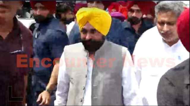 Punjab News: बाढ़ प्रभावित इलाकों में पहुंचे CM Mann, Rescue के लिए लगाया Helicopter, देखें Live