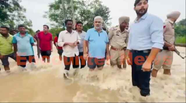 Punjab News: कैबिनेट मंत्री कटारूचक ने संभाला मोर्चा, खुद बाढ़ के पानी में उतर जाना लोगों का हाल, देखें वीडियो