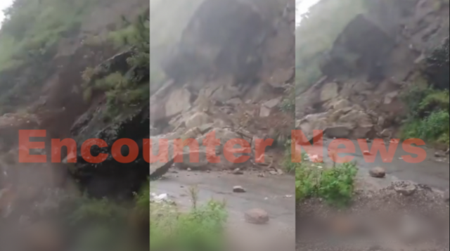 भारी बारिश का कहर जारीः Highway पर भरभराकर गिरा पहाड़, देखें दिल दहलाने वाला वीडियो