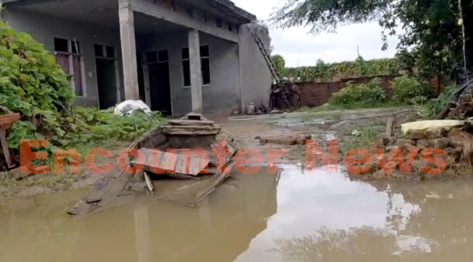 Jalandhar News: इस इलाके में लगातार बढ़ रहा जलस्तर, पानी में उतरी किश्ती, देखें Live