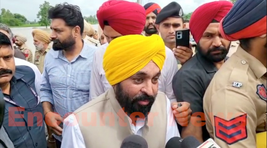 Punjab News: बाढ़ पीड़ितों से मिले CM Mann हुए भावुक, आंखों में आए आंसू, देखें Live