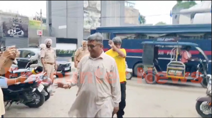 Jalandhar News: ATP Sukhdev Vashisht को कोर्ट लाई पुलिस, देखें Live