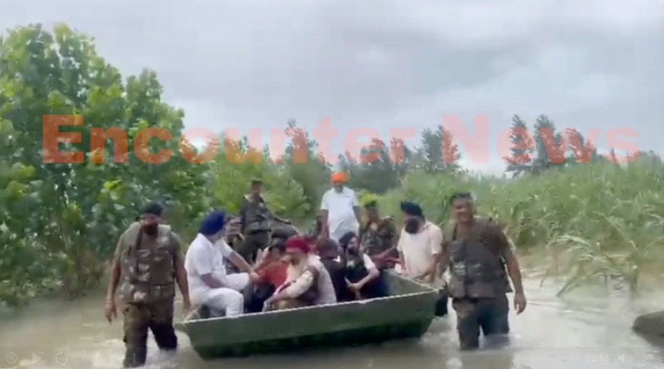 Punjab News: रावी का कहर, Army के जवानों ने दुल्हे और रिश्तेदारों को सुरक्षित निकाल Palace पहुंचाया, देखें वीडियो