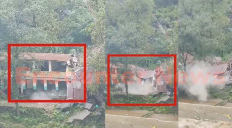 बारिश का कहरः देखते ही देखते ताश के पत्तों की तरह धवस्त हुई स्कूल की इमारत, देखें Live