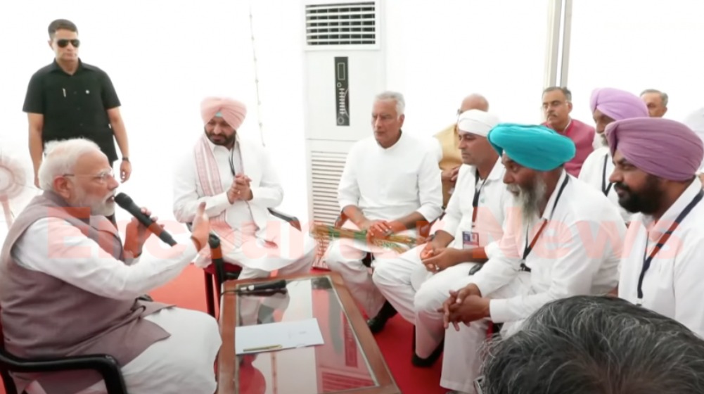 Punjab पहुंचे PM Modi, अधिकारियों से बैठक शुरू, Himachal में किया 1500 करोड़ का ऐलान, देखें वीडियो Punjab पहुंचे PM Modi, अधिकारियों से बैठक शुरू, Himachal में किया 1500 करोड़ का ऐलान, देखें वीडियो