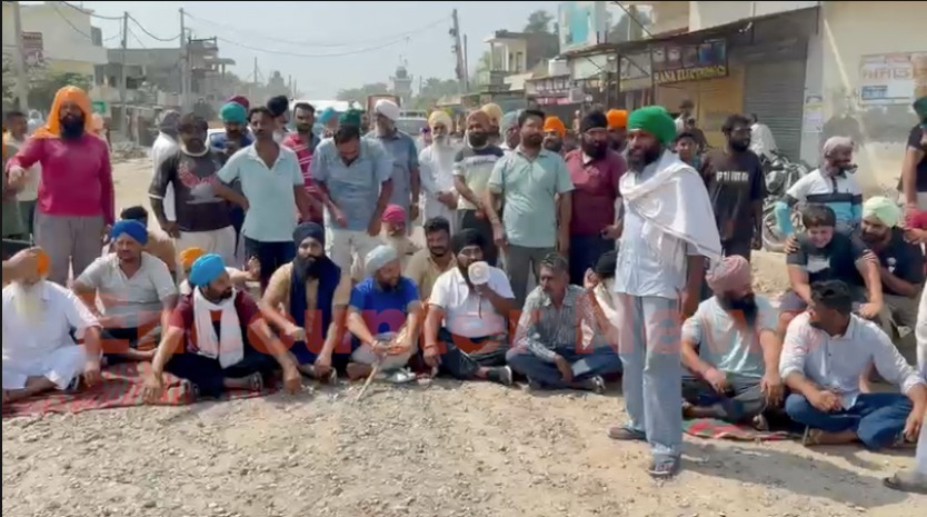 Punjab News: सड़क बनाने में हो रही देरी से परेशान लोगों ने किया रोड जाम, देखें वीडियो