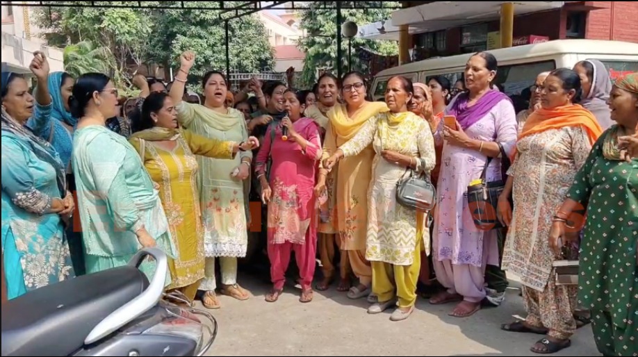 Punjab News: सिविल अस्पताल में आंगनबाड़ी और आशा कार्यकर्ताओं ने किया प्रदर्शन, देखें वीडियो