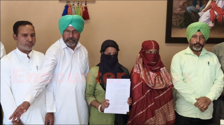 Jalandhar News: रेप मामले में SHO Bhushan Kumar के खिलाफ परिवार ने खोला मोर्चा, नेताओं ने दी सख्त चेतावनी, देखें वीडियो