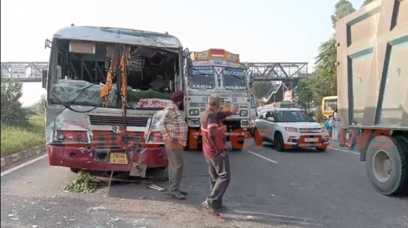 Phagwara News: सवारियों से भरी बस और गाड़ी में हुई भीषण टक्कर, कई घायल, देखें वीडियो