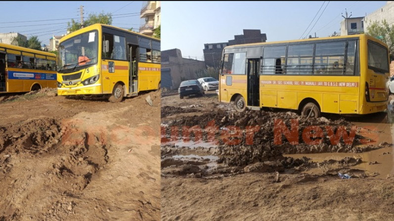 Punjab News: टूटी सड़क में धंसी School Bus, Tractor से टोचन डालकर निकाली, देखें वीडियो