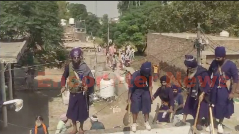 Punjab News: तलाकशुदा पत्नी ने लोगों को बुलाकर पति के घर पर किया हमला, खूब चले ईंट-पत्थर, देखें वीडियो
