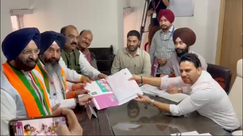 Punjab News: कैबिनेट मंत्री मनजिंदर सिरसा की मौजूदगी में भाजपा उम्मीदवार हरजीत संधू ने भरा नामांकन, देखें वीडियो