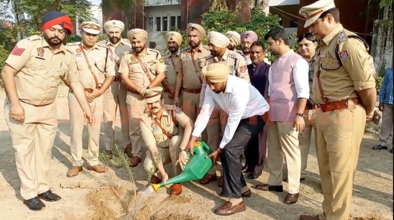 Punjab News: पुलिस स्मृति दिवस पर शहीदों को दी श्रद्धांजलि, परिवारों का किया सम्मान, देखें वीडियो