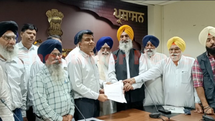 Punjab News: शिअद के पुनर सुरजीत ने केंद्र पर साधे निशाने, DC को दिया मांगपत्र, देखें वीडियो