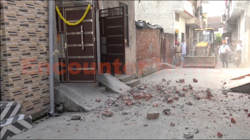 Punjab News: तस्कर के घर पर प्रशासन ने की कार्रवाई, 15 से अधिक मामले दर्ज, देखें live