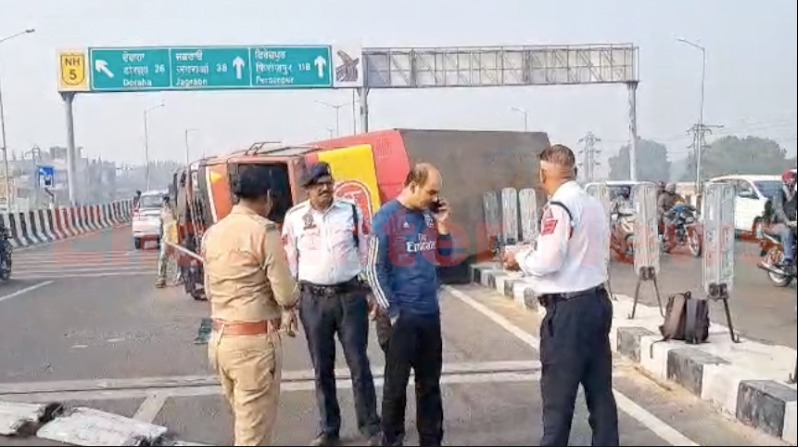 Punjab News: पुल पर पलटा Bone Bread Company का Truck, बैरियर और लाइट पोल टूटा, देखें वीडियो