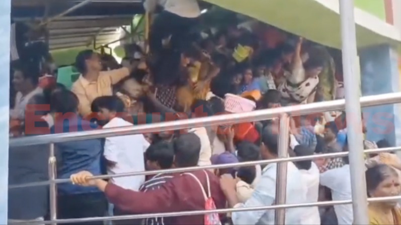 वेंकटेश्वर स्वामी मंदिर में भगदड़ मचने से 9 लोगों की मौत, कई घायल, देखें वीडियो