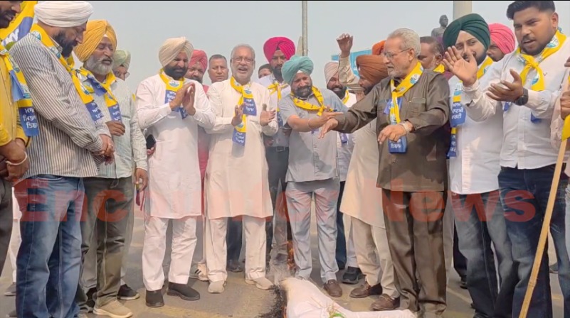 Punjab News: राजा वड़िंग के बयान को लेकर भड़के AAP के कार्यकर्त्ता, पुतला फूंक किया प्रदर्शन, देखें वीडियो