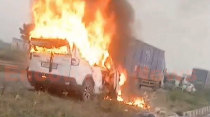 Highway पर ट्रक और Scorpio की टक्कर में गाड़ी को लगी आग, जिंदा जला व्यक्ति, देखें वीडियो