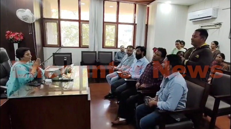 Jalandhar News: Civil Hospital में कर्मियों ने डॉक्टर सतिंदर बजाज पर लगाए गंभीर आरोप, देखें वीडियो