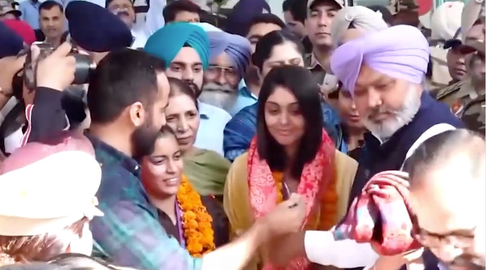 Punjab News: World Champions Harleen और Amanjot का Airport पर भव्य स्वागत, देखें वीडियो