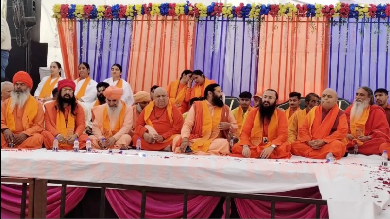 Jalandhar News: देवी तालाब मंदिर में कार सेवा में पहुंचे राज्यपाल कटारिया और साधु-संत, देखें वीडियो