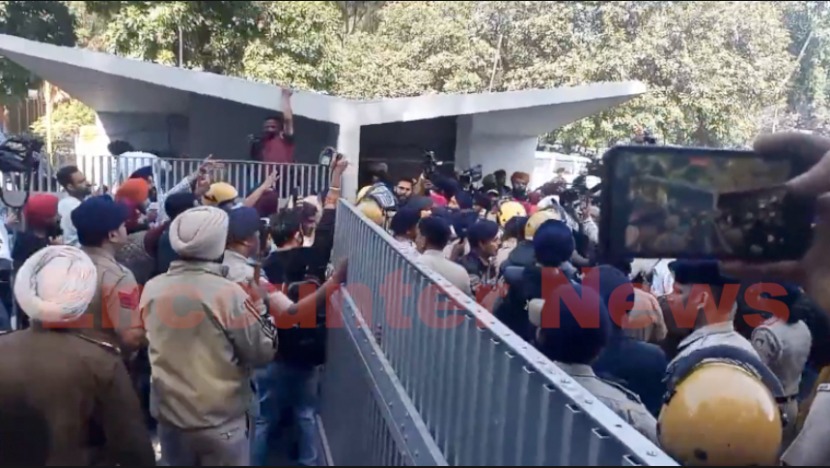 Punjab University में छात्रों का प्रदर्शन, गेट खोलकर घुसे प्रदर्शनकारी, पुलिस से हुई धक्का-मुक्की, देखें Live