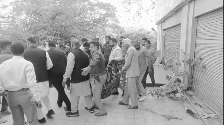 Jalandhar News: निगम की हाउस मीटिंग से पहले व्यक्ति ने लगाई छलांग, देखें वीडियो