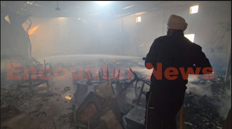 Punjab News: Tanishq Furniture Factory में लगी भीषण आग, मचा हड़कंप, लाखों का सामान जलकर राख, देखें वीडियो